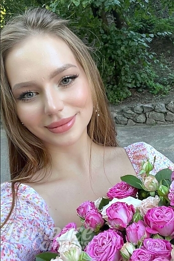 Ukrainian mail order bride Bogdana from Cherkasy with light brown hair and blue eye color - image 1