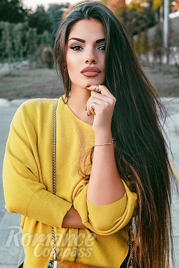 Ukrainian mail order bride Diana from Madrid with brunette hair and black eye color - image 1
