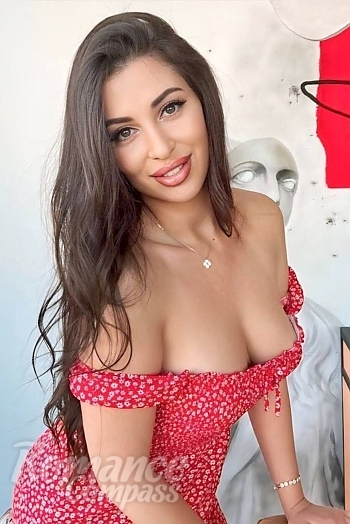 Ukrainian mail order bride Daria from Berlin with brunette hair and green eye color - image 1
