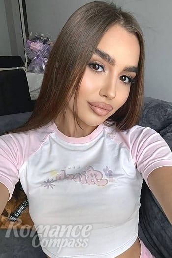 Ukrainian mail order bride Alisa from Kyiv with brunette hair and brown eye color - image 1