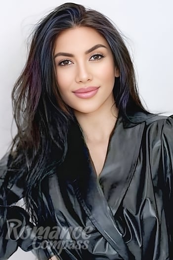 Ukrainian mail order bride Lusine from Berlin with brunette hair and brown eye color - image 1