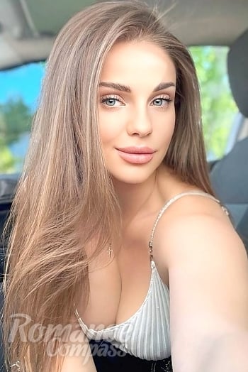 Ukrainian mail order bride Yana from Kyiv with light brown hair and green eye color - image 1