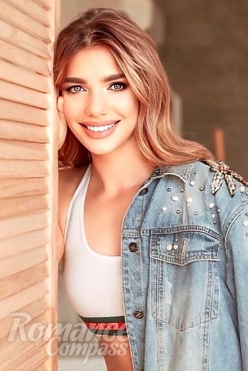 Ukrainian mail order bride Victoria from Jaén with blonde hair and green eye color - image 1