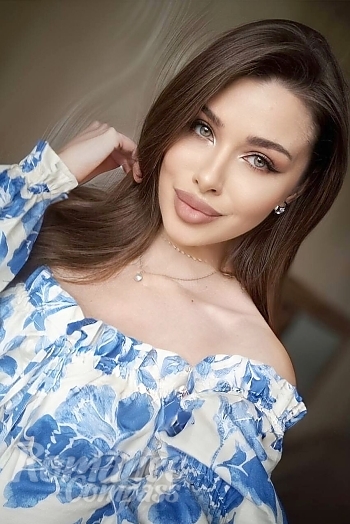 Ukrainian mail order bride Alina from Rivne with light brown hair and green eye color - image 1