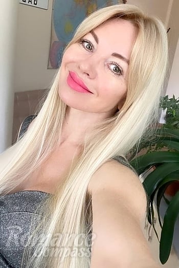 Ukrainian mail order bride Tatiana from Ivano-Frankivsk with blonde hair and green eye color - image 1