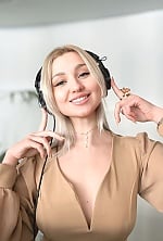 Ukrainian mail order bride Bogdana from Kyiv with blonde hair and blue eye color - image 4
