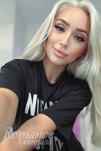 Ukrainian mail order bride Danila from New York with blonde hair and green eye color - image 1