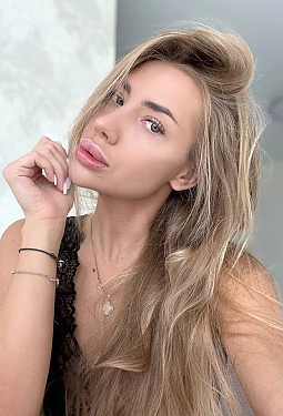 Anna, 25 y.o. from Paris, France