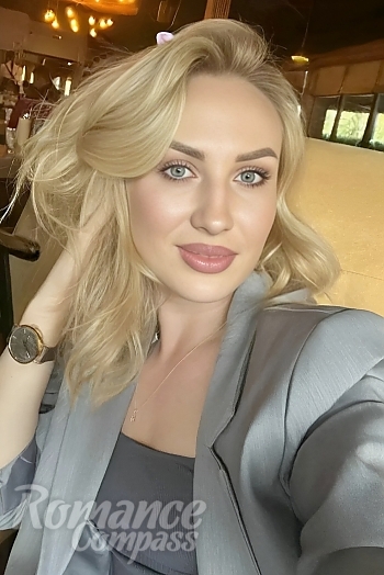 Ukrainian mail order bride Elena from Los Angeles with blonde hair and blue eye color - image 1