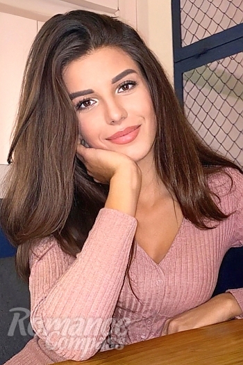 Ukrainian mail order bride Yulia from Kyiv with light brown hair and brown eye color - image 1