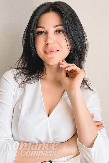 Ukrainian mail order bride Alina from Kyiv with brunette hair and brown eye color - image 1