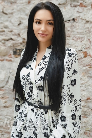 Ukrainian mail order bride Elena from Kyiv with black hair and brown eye color - image 1