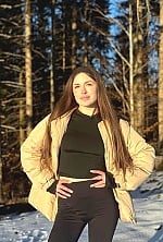 Ukrainian mail order bride Yuliia from Kyiv with brunette hair and green eye color - image 2