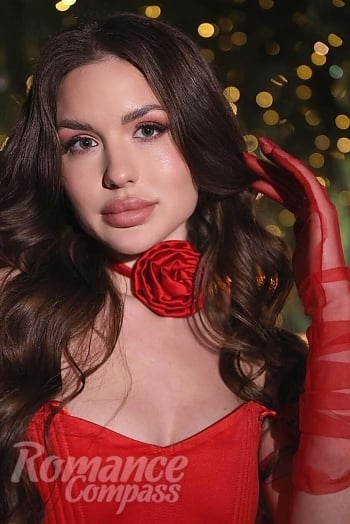Ukrainian mail order bride Yuliia from Kyiv with brunette hair and green eye color - image 1