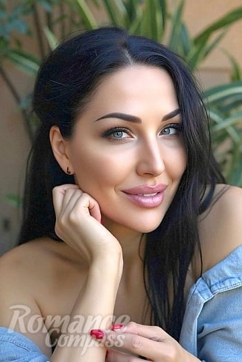 Ukrainian mail order bride Tetyana from Kharkiv with black hair and green eye color - image 1