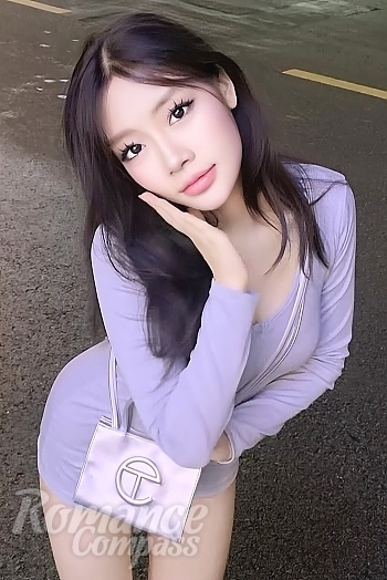 Ukrainian mail order bride Pham from Ho Chi Minh City with brunette hair and brown eye color - image 1