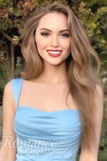 Ukrainian mail order bride Yulia from Lviv with light brown hair and green eye color - image 1