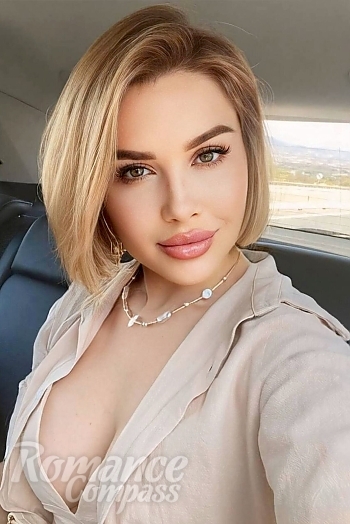 Ukrainian mail order bride Anastasia from Málaga with blonde hair and green eye color - image 1