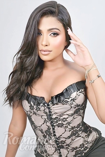 Ukrainian mail order bride Kessy from Minas Novas with black hair and black eye color - image 1