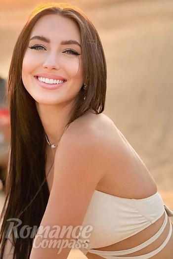 Ukrainian mail order bride Angelina from Istanbul with brunette hair and green eye color - image 1