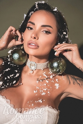 Ukrainian mail order bride Alexandra from Odesa with brunette hair and brown eye color - image 1