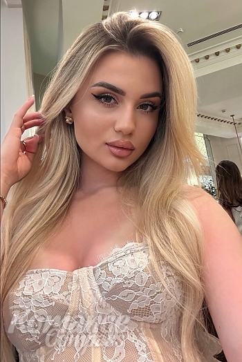Ukrainian mail order bride Kristina from Milan with blonde hair and green eye color - image 1