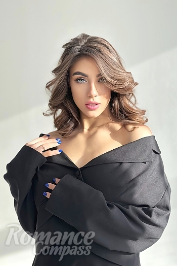 Ukrainian mail order bride Alla from Khmelnytskyi with brunette hair and green eye color - image 1