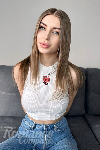 Ukrainian mail order bride Katerina from Lviv with brunette hair and blue eye color - image 1