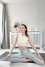 Ukrainian mail order bride Maryna from London with light brown hair and grey eye color - image 4