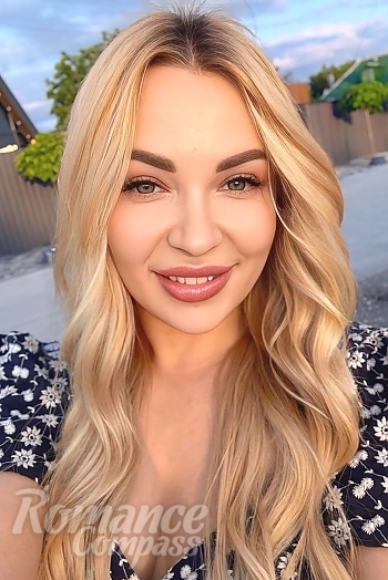 Ukrainian mail order bride Violetta from Los Angeles with blonde hair and green eye color - image 1