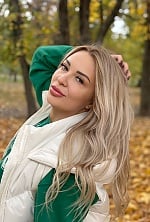 Ukrainian mail order bride Violetta from Los Angeles with blonde hair and green eye color - image 2