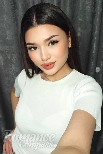Ukrainian mail order bride Ruslana from Aksu with brunette hair and brown eye color - image 1
