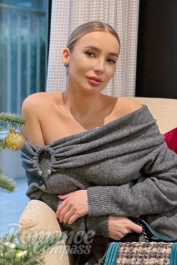 Ukrainian mail order bride Vira from Los Angeles with light brown hair and green eye color - image 1