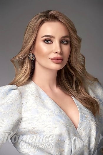 Ukrainian mail order bride Vira from Las Vegas with light brown hair and green eye color - image 1