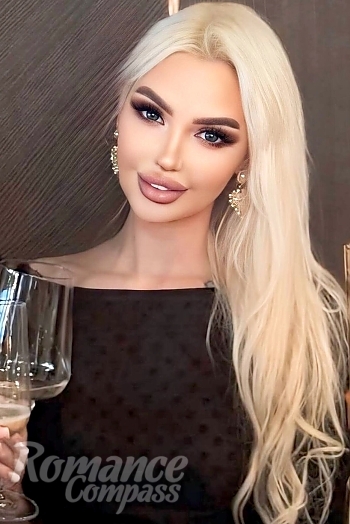 Ukrainian mail order bride Darya from Lviv with blonde hair and green eye color - image 1