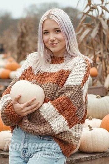 Ukrainian mail order bride Olena from Kropivnitskiy with blonde hair and brown eye color - image 1