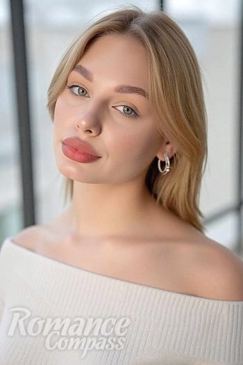 Ukrainian mail order bride Victoria from Kyiv with light brown hair and green eye color - image 1