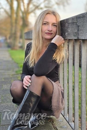 Ukrainian mail order bride Olga from Naarden with blonde hair and green eye color - image 1