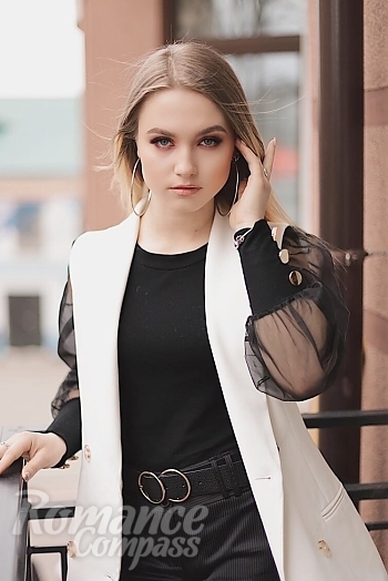 Ukrainian mail order bride Dariia from Kyiv with light brown hair and blue eye color - image 1