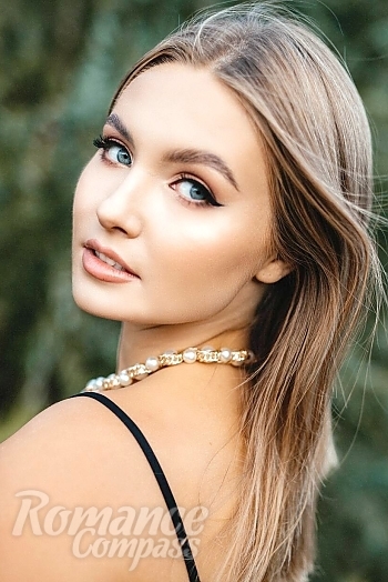 Ukrainian mail order bride Dariia from Kyiv with light brown hair and blue eye color - image 1