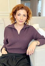 Ukrainian mail order bride Elena from Kyiv with auburn hair and green eye color - image 3