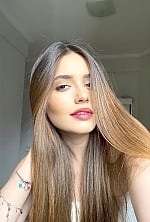 Ukrainian mail order bride Geovanna from Brumado with light brown hair and brown eye color - image 9