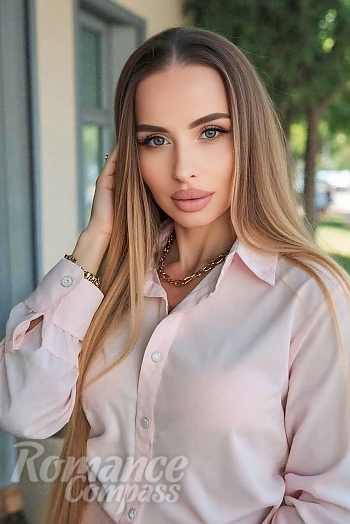 Ukrainian mail order bride Olga from Berlin with blonde hair and green eye color - image 1