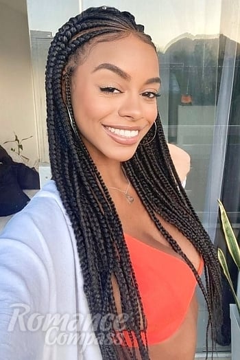 Ukrainian mail order bride Paola from Brazlândia with brunette hair and brown eye color - image 1