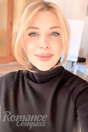 Ukrainian mail order bride Olena from Prague with blonde hair and green eye color - image 1