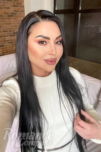 Ukrainian mail order bride Julia from Kyiv with brunette hair and brown eye color - image 1