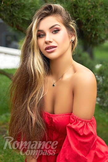 Ukrainian mail order bride Viktoriia from Santa Cruz de Tenerife with brunette hair and brown eye color - image 1