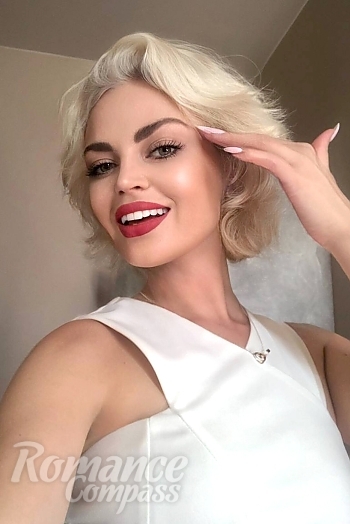Ukrainian mail order bride Vika from Kyiv with blonde hair and green eye color - image 1