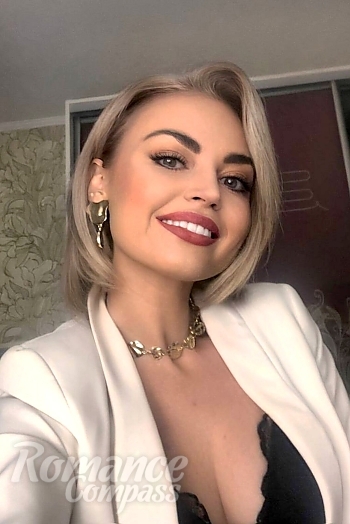 Ukrainian mail order bride Vika from Kyiv with blonde hair and green eye color - image 1
