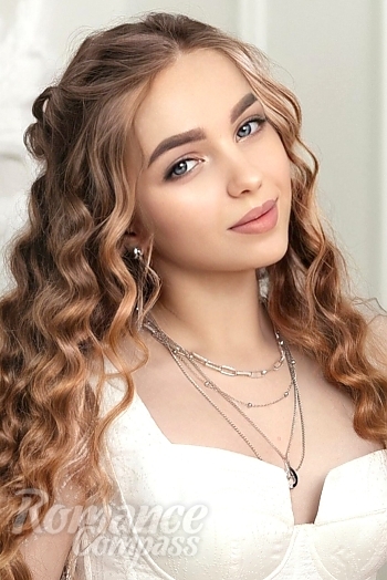 Ukrainian mail order bride Yana from Sokolov with brunette hair and blue eye color - image 1